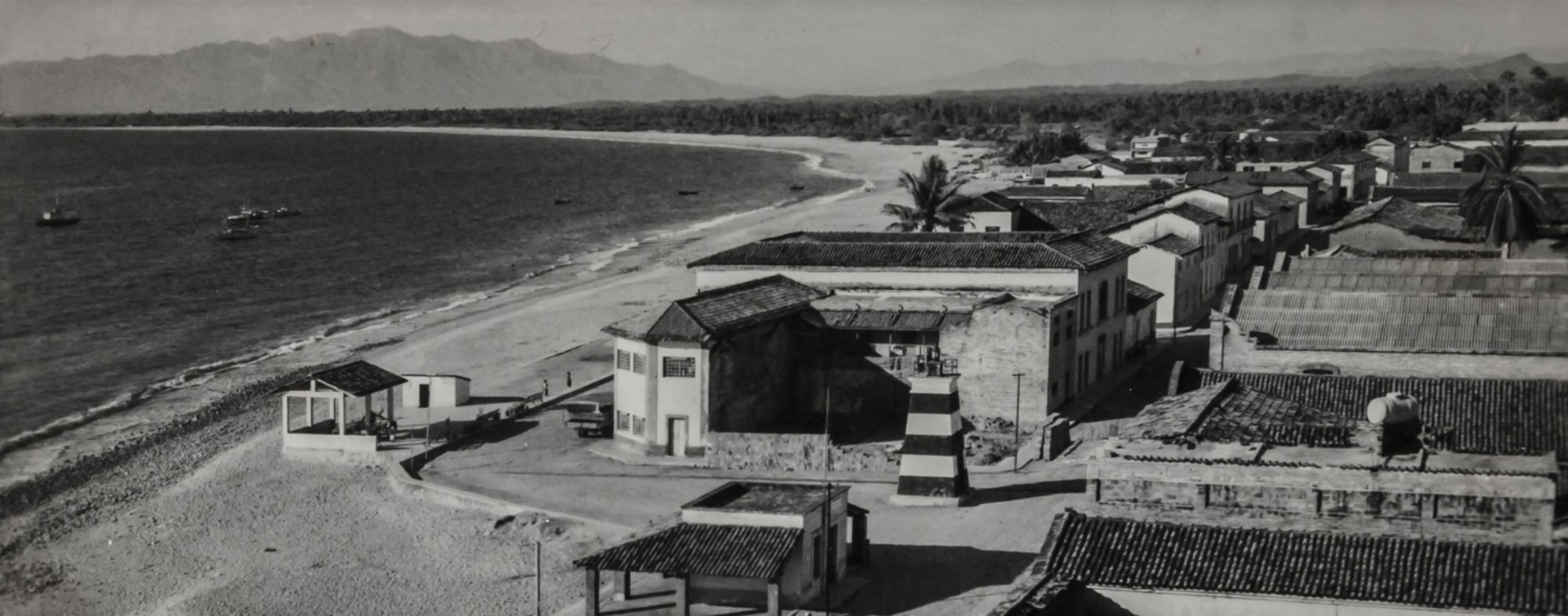 El Xiuhtepetl desde Puerto Vallarta, fotografía antigua del malecón y la playa