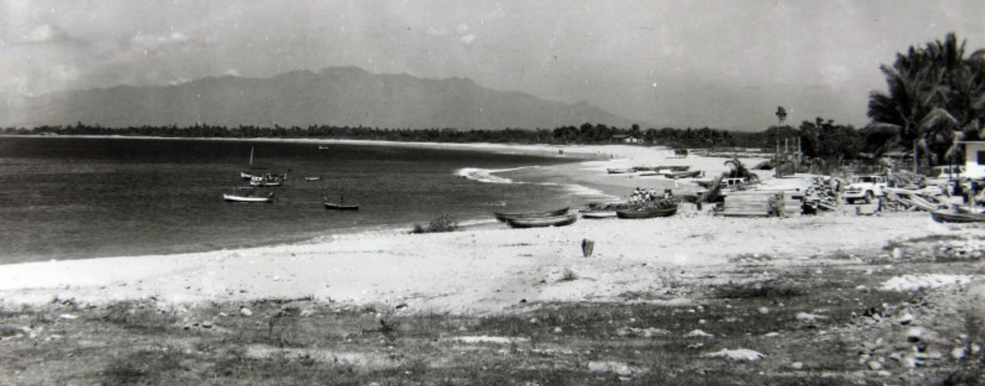 El Xiuhtepetl desde la playa de Puerto Vallarta, fotografía antigua con pangas