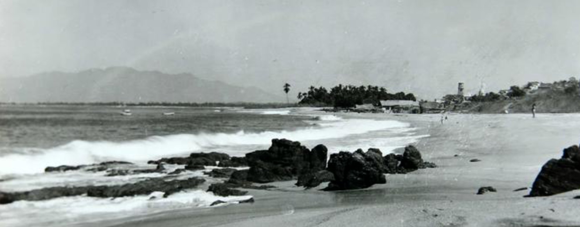 El Xiuhtepetl desde la costa rocosa de Puerto Vallarta, fotografía antigua