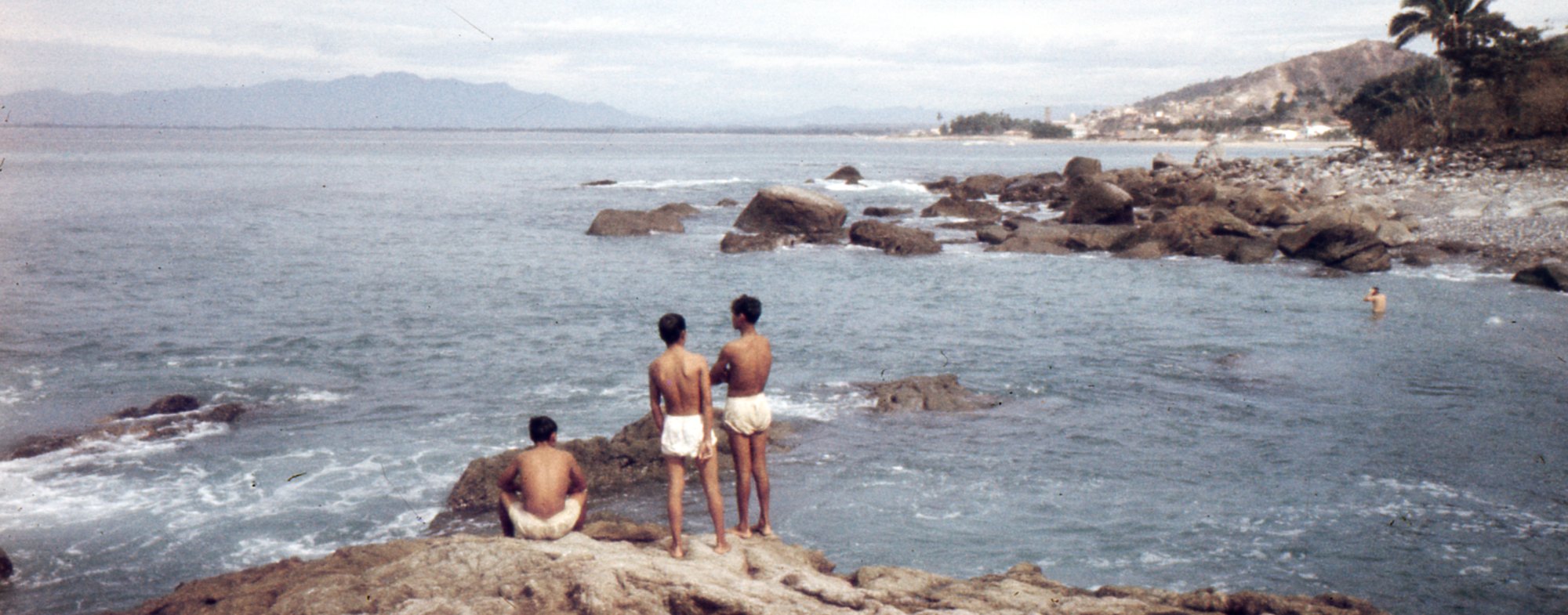 El Xiuhtepetl al fondo de la bahía, visto desde las rocas de Puerto Vallarta