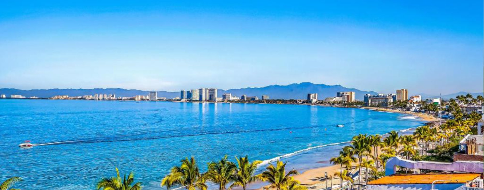 El Xiuhtepetl al otro lado de la bahía, visto desde la playa de Puerto Vallarta