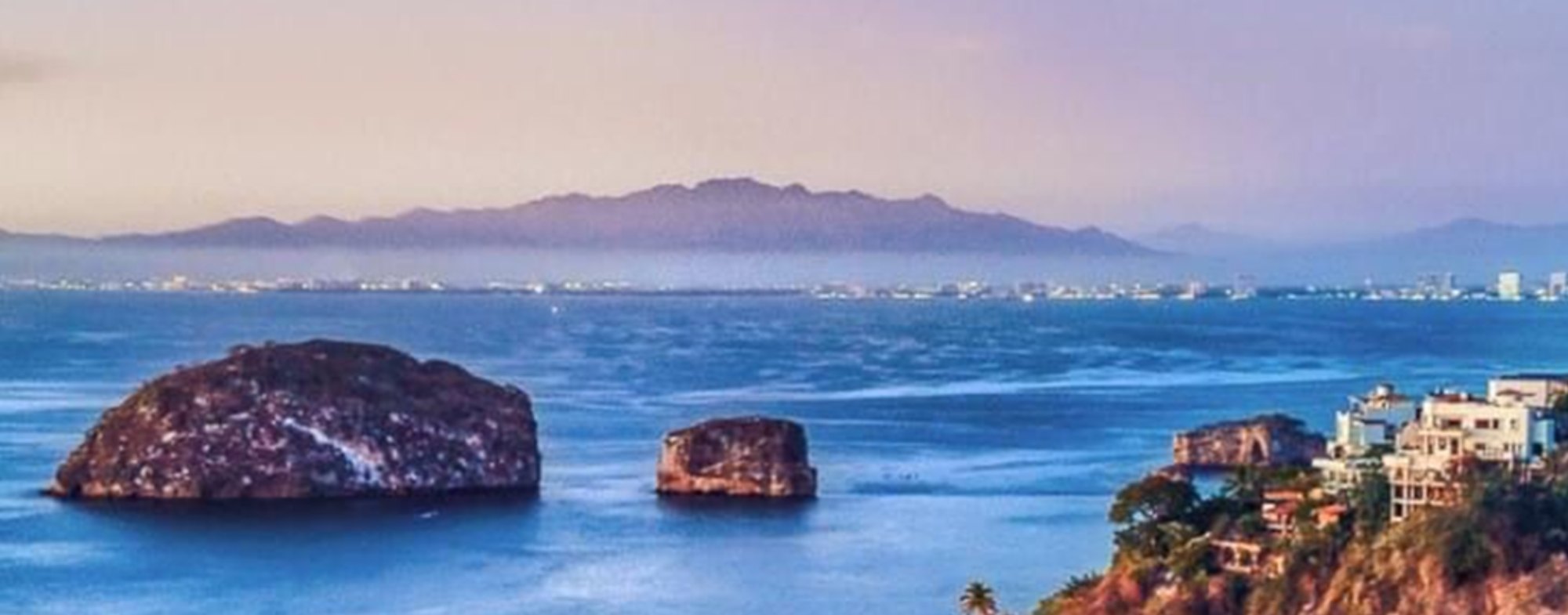El Xiuhtepetl detrás de Los Arcos de Mismaloya