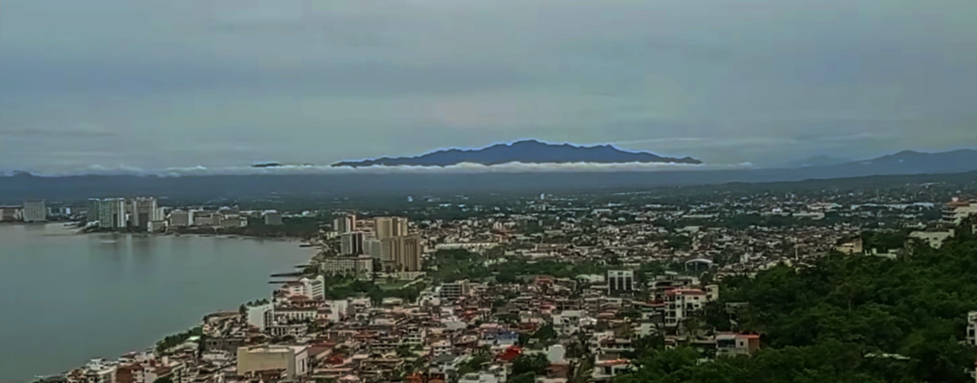 El Xiuhtepetl entre las nubes, sobre Puerto Vallarta