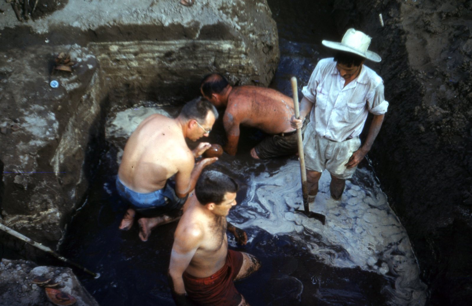 Arqueólogos de la UCLA y un miembro local del equipo excavan vasijas de cerámica debajo del nivel freático del cementerio en el complejo de montículos “Grupo E”, Amapa, Nayarit. Arqueólogos de la UCLA y un miembro local del equipo excavan vasijas de cerámica debajo del nivel freático del cementerio en el complejo de montículos “Grupo E”, Amapa, Nayarit.